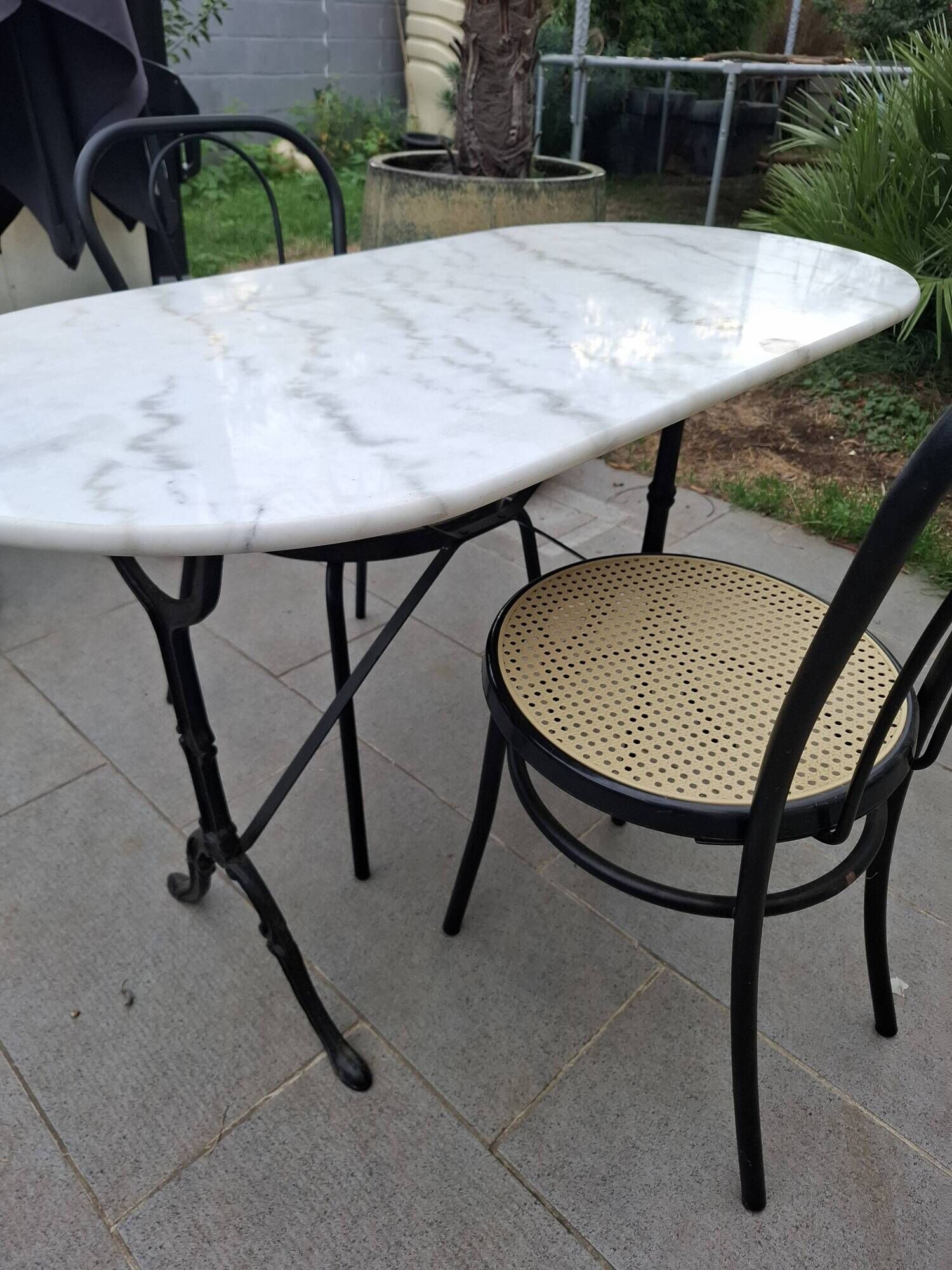 Marble oval veined bistro table + 2 aluminium chairs
