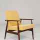 Fauteuil vintage pastel jaune velours côtelé et repose - pieds