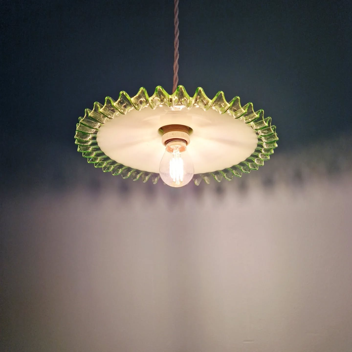 Suspension Art Déco en opaline blanche et ouraline, 1920-30