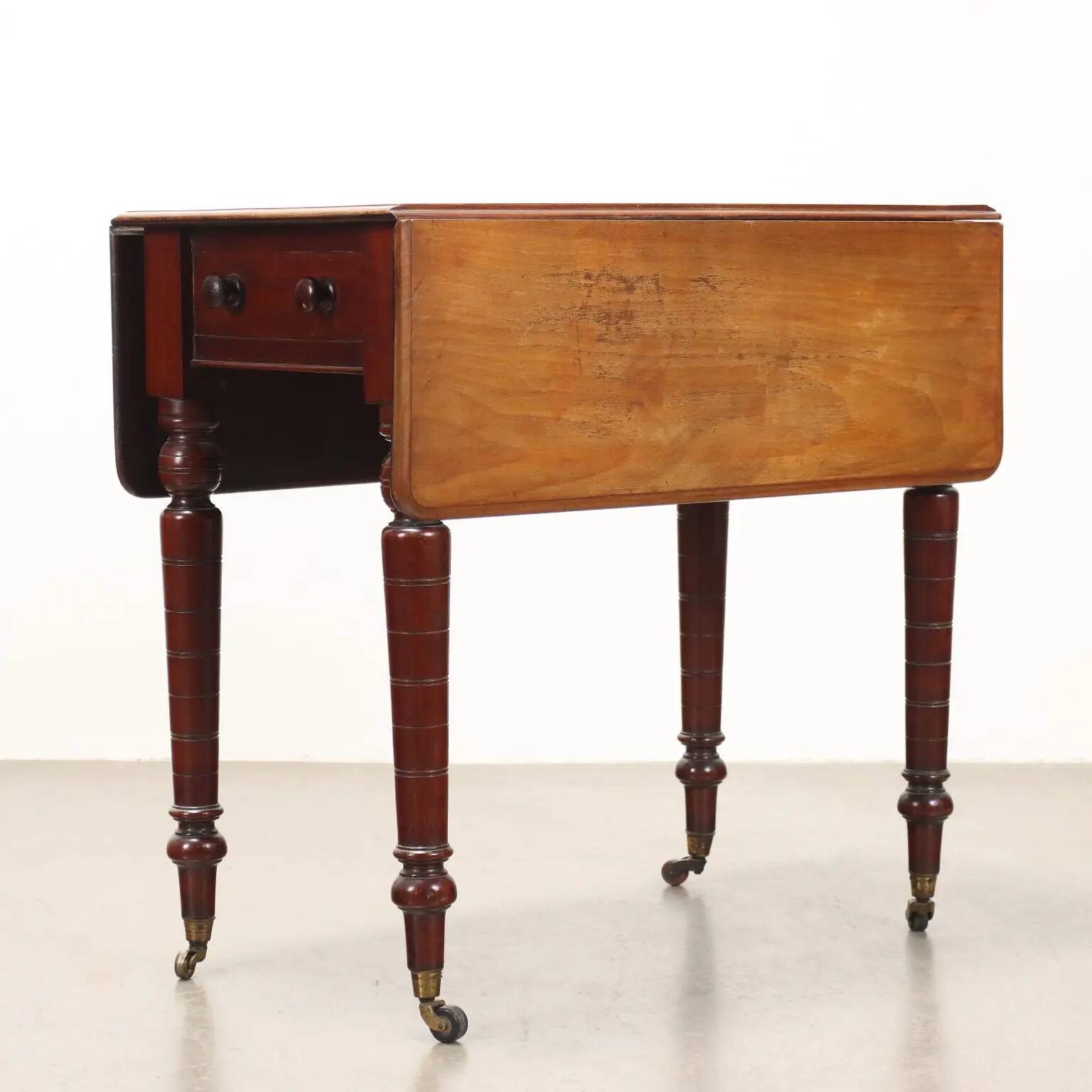 Table basse ancienne en acajou avec tiroir et décorations, XIXe siècle