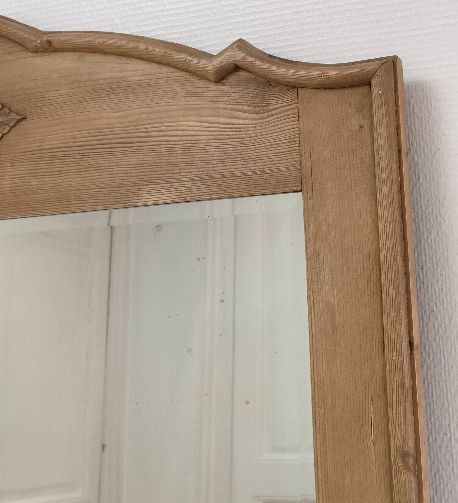Miroir bois patiné glace biseautée vintage 76 cm x 96 cm