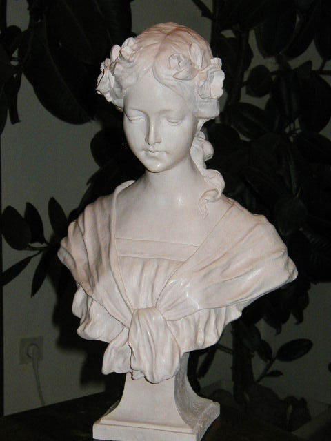 Bust of a woman art nouveau marianne style, beige patina very light