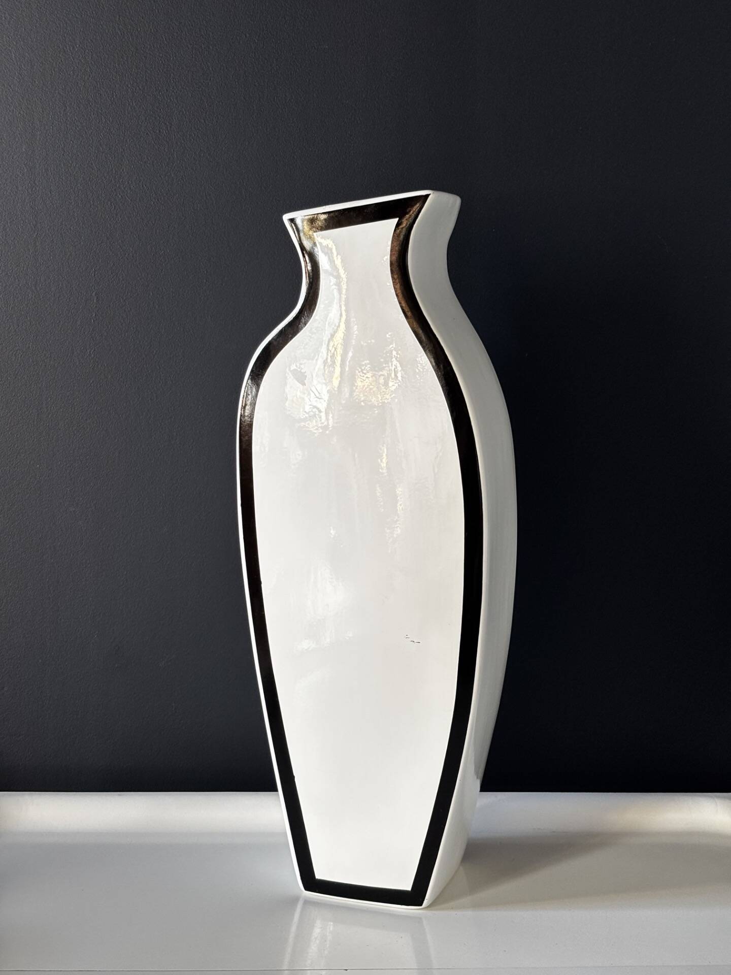 Vase balustre en céramique blanche à liseré noir