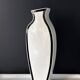 Vase balustre en céramique blanche à liseré noir