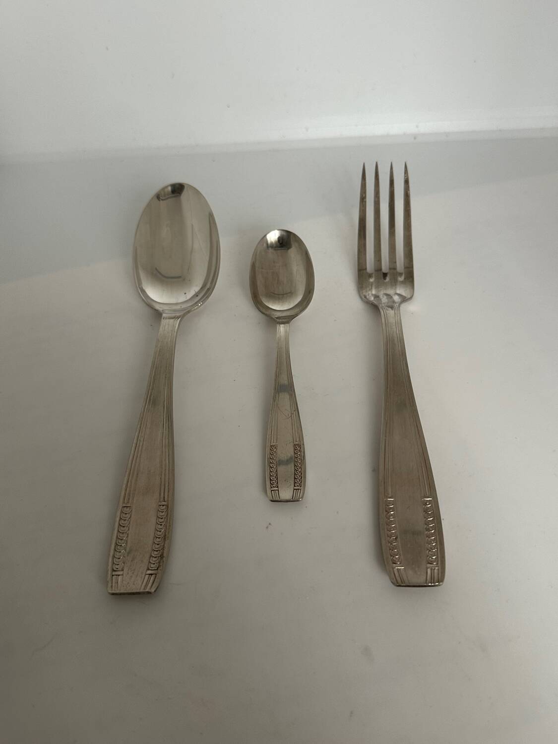 2 fourchettes et 2 cuillères en argent modèle uniplat, chiffrés MV