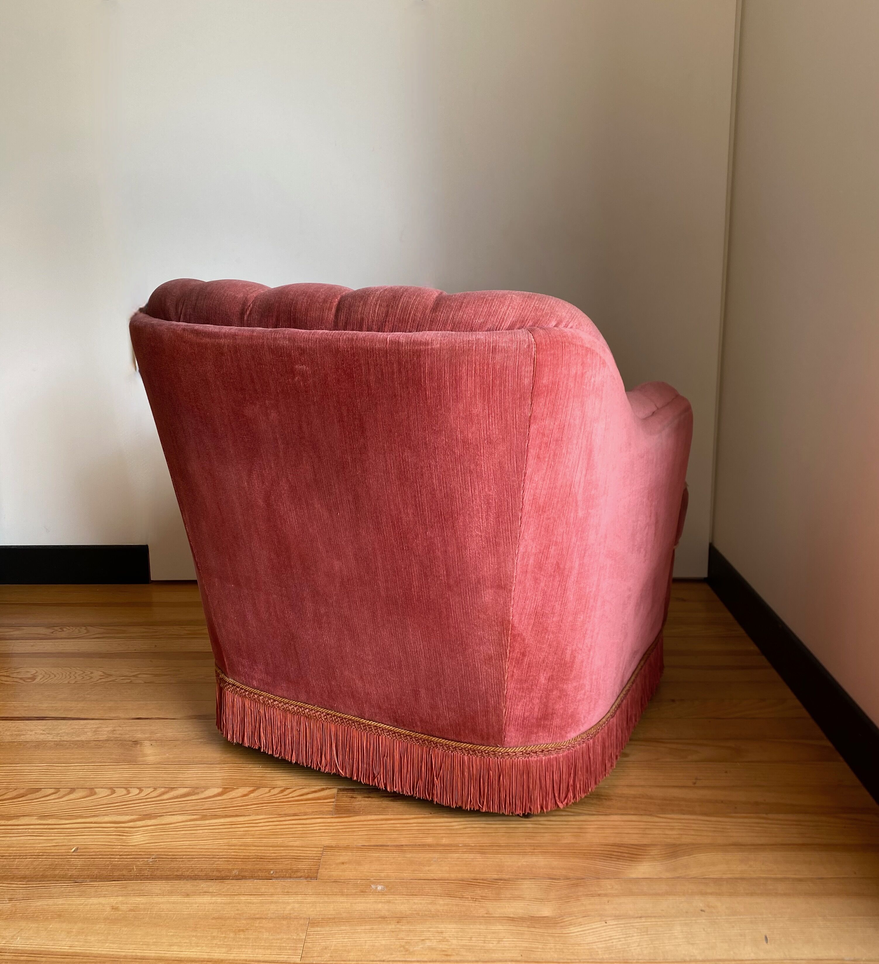 Upholstered toad armchair