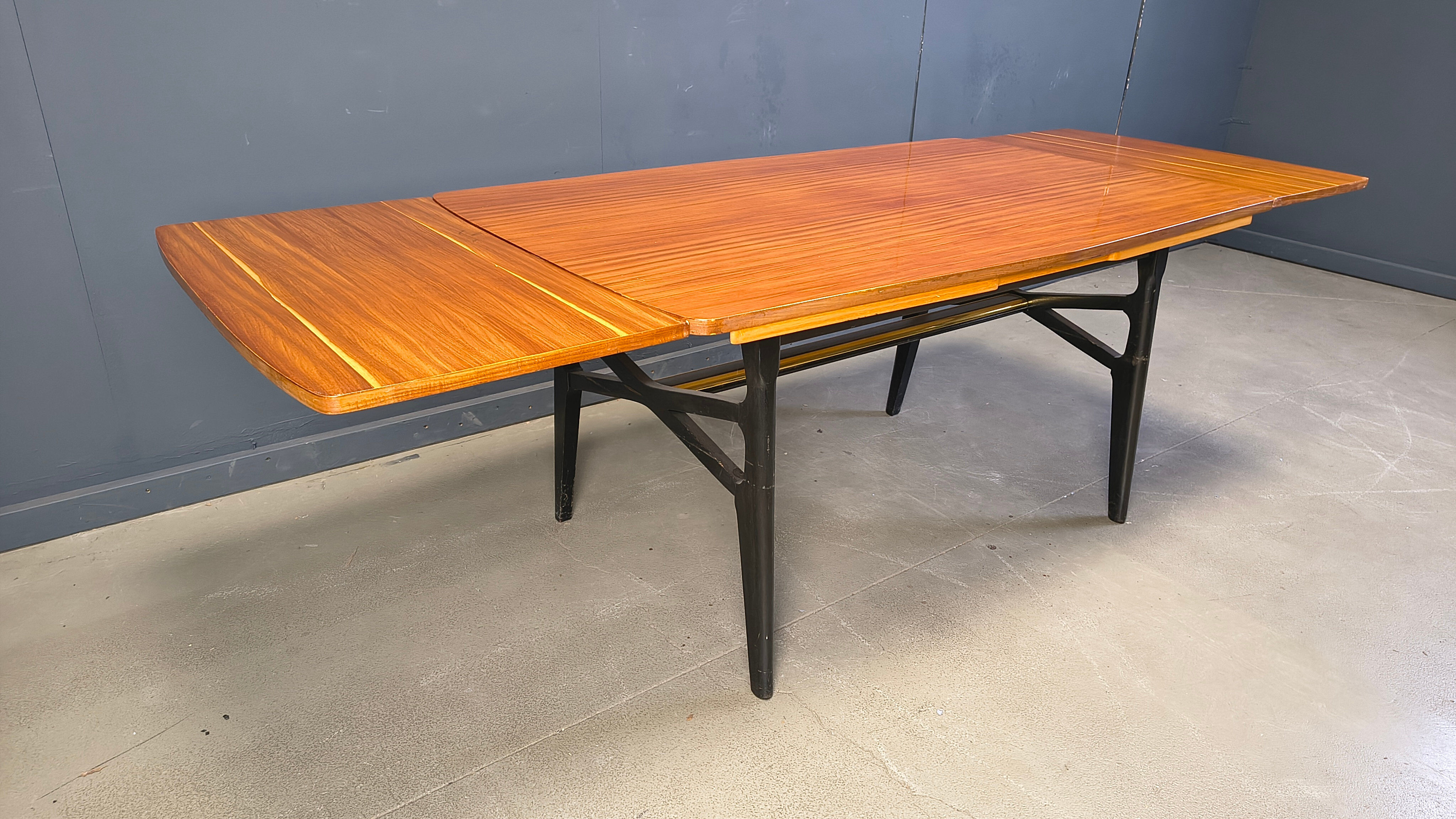 Table à manger extensible italienne des années 1950.