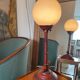 3. Lampe Art Déco palmier – pied rouge & globe en verre blanc