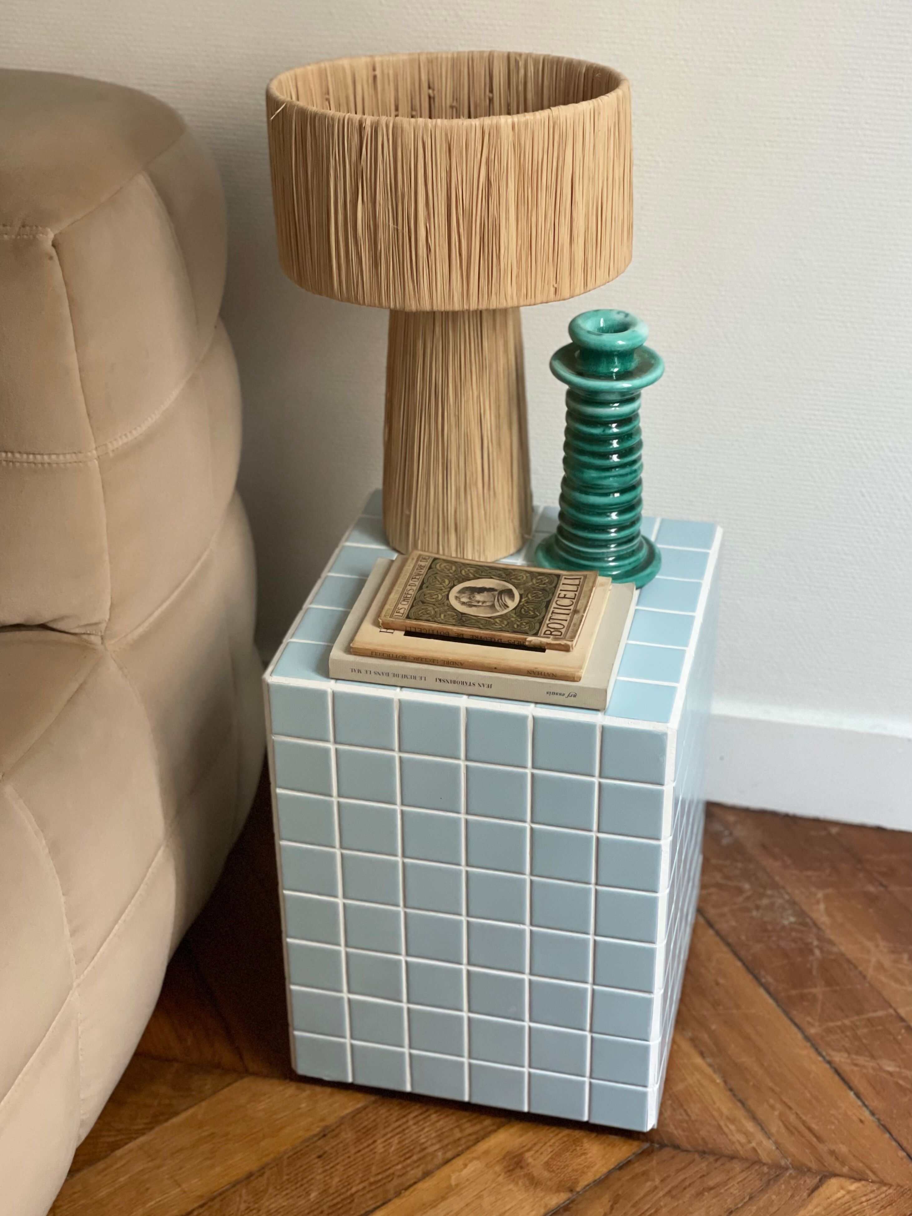 Table d’appoint cube bout de canapé carrelage mosaïque bleu ciel  joint blanc ora 30x30xh40cm