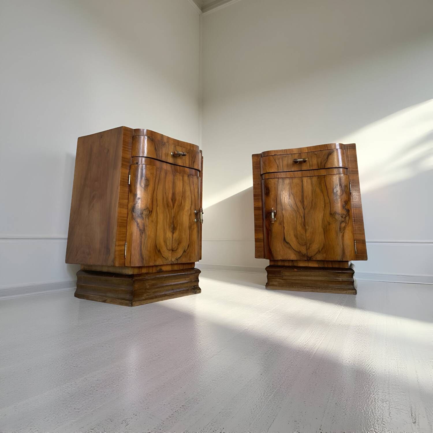 Tables de chevet Art déco italiennes en ronce de noyer, années 1930.