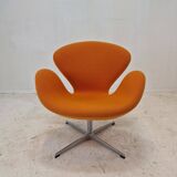 Set of 2 Swan Chairs by Arne Jacobsen and Fritz Hansen