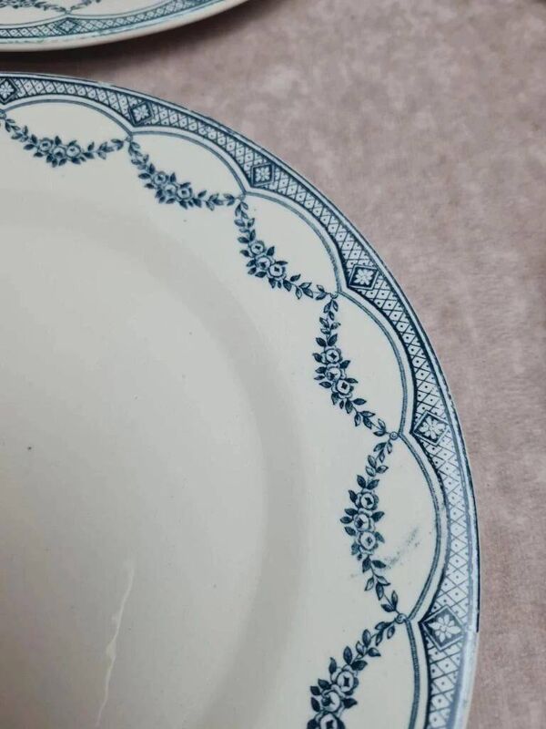 Lot de 12 assiettes plates anciennes Salins « Petit Trianon » en terre de fer bleu