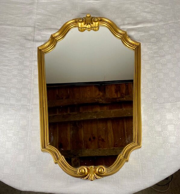 Hexagonal mirror in gilded wood