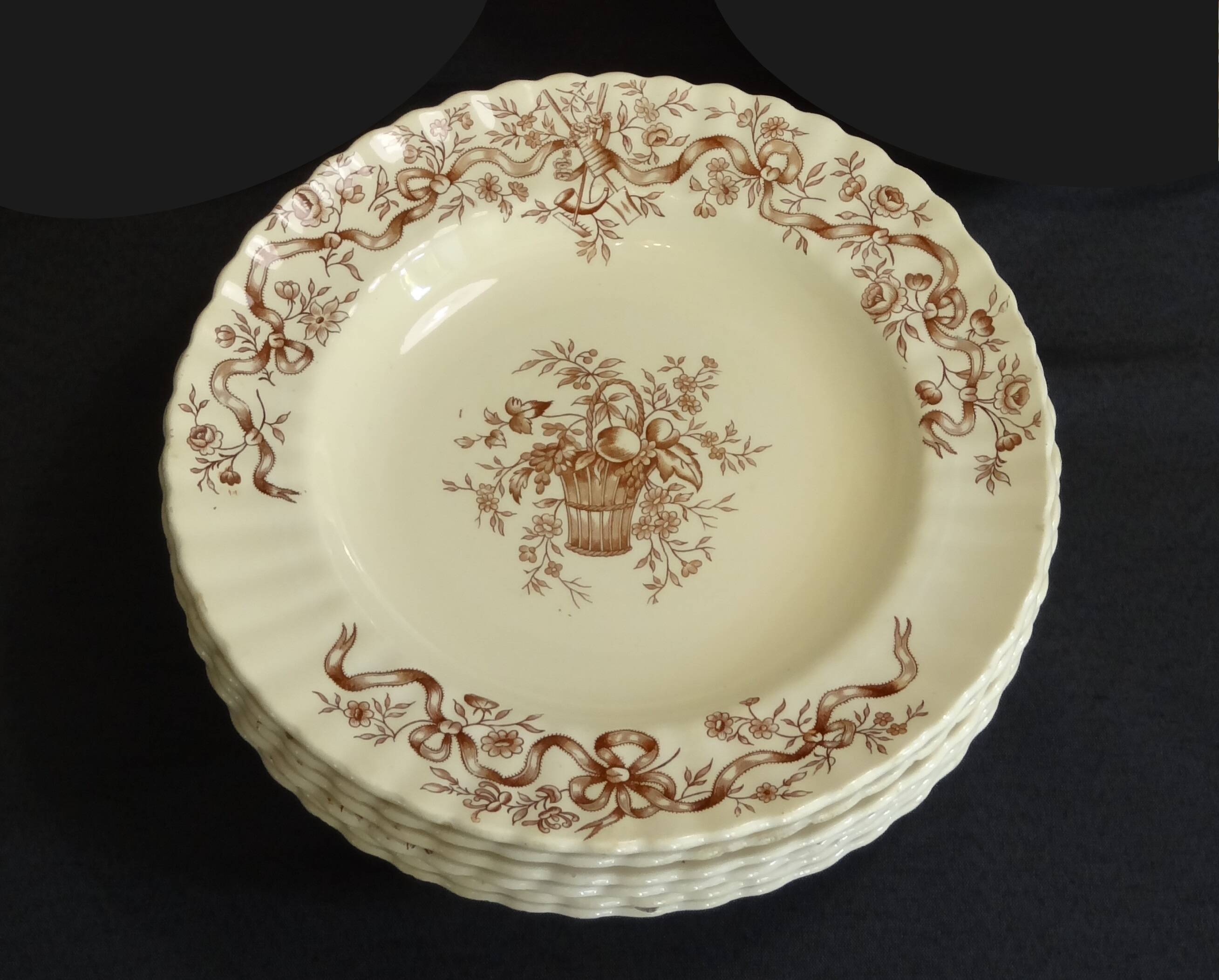 6 hollow earthenware plates Terre de fer, model Ribbons from Longchamp