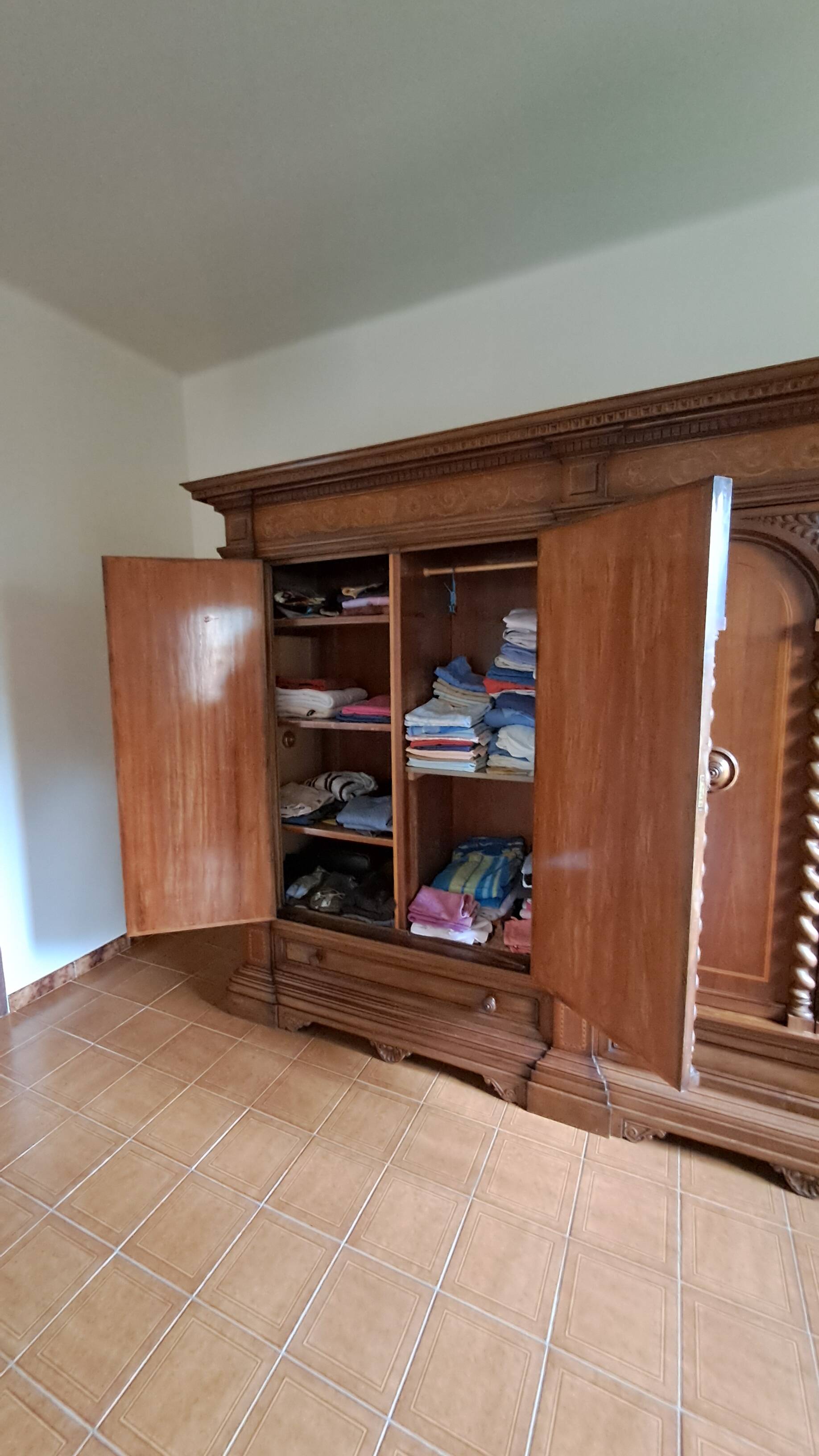 Wardrobe - neo-Renaissance in carved solid wood - possible lot sale