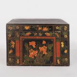 Coffre en bois ancien avec illustrations de fleurs de lotus (Chine, vers 1900)