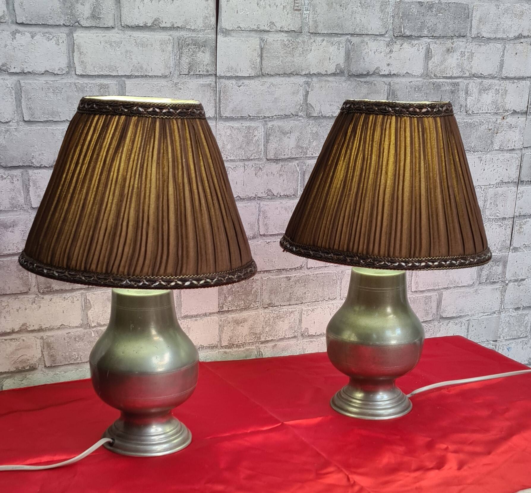 pairs of tin lamps and pleated lampshades h40x26 electricity to super condition standards