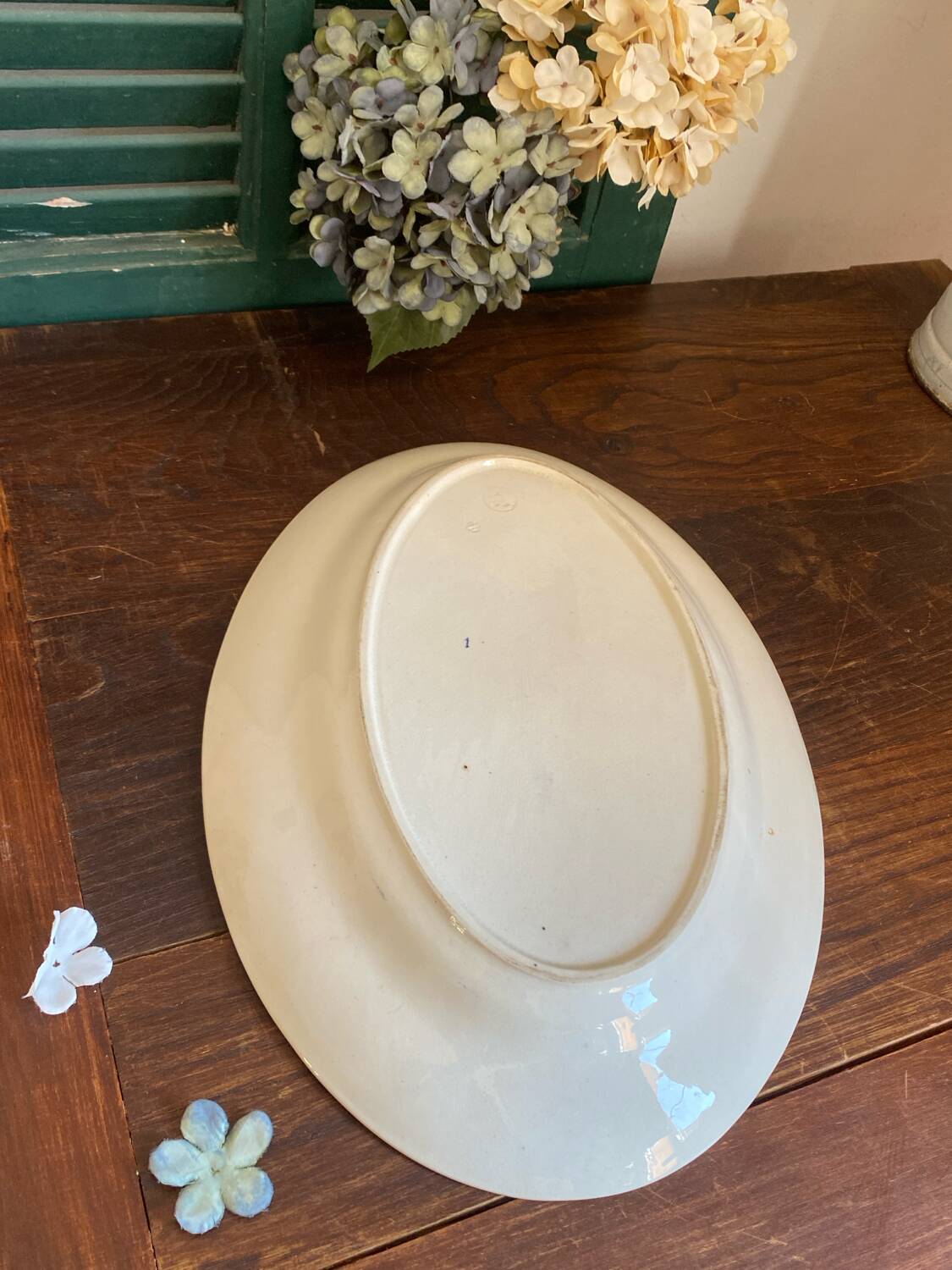 Plat de service ovale en terre de fer, Longwy, XIXe