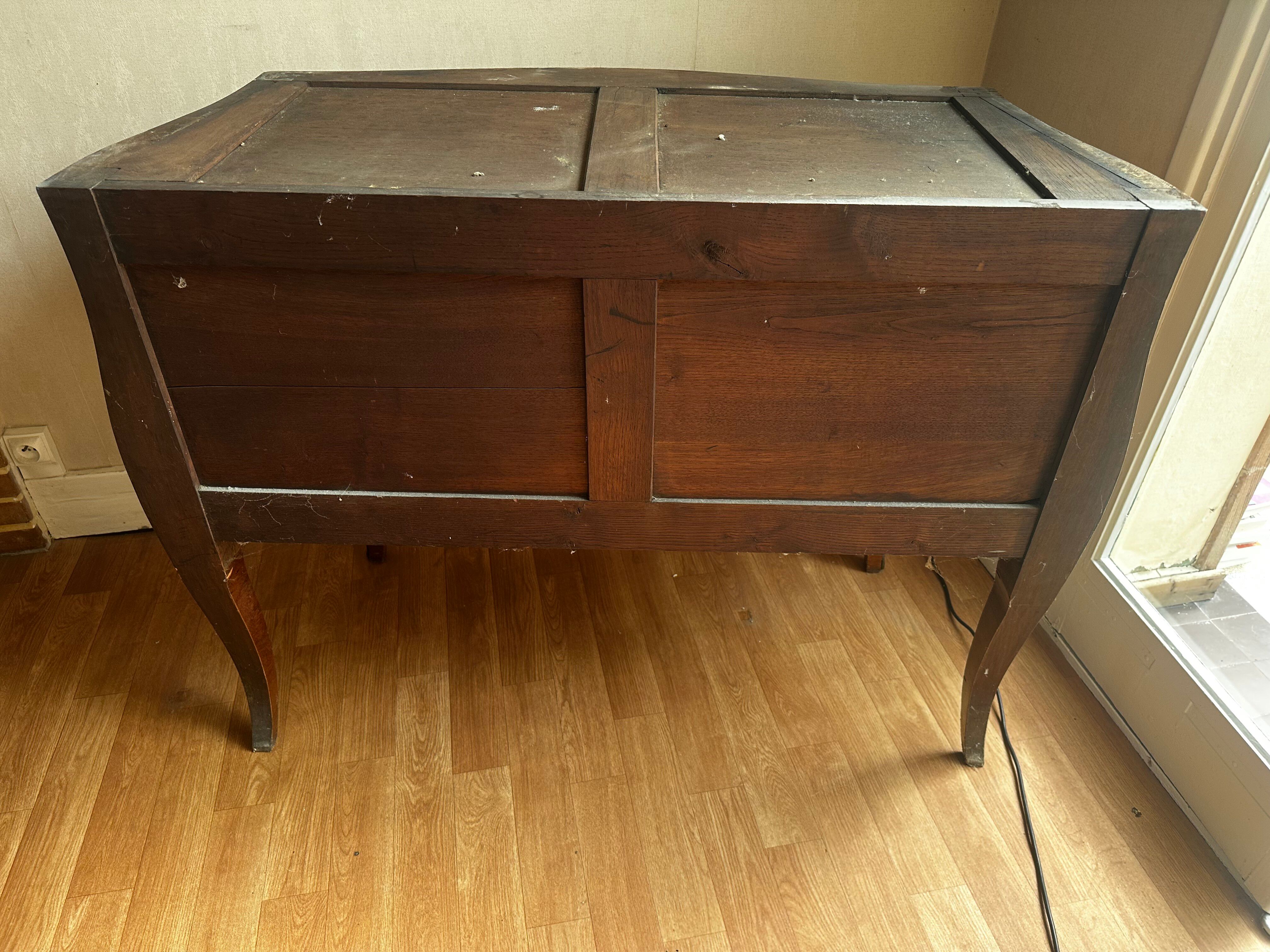 Commode galbée marquetée style Louis XV – plateau marbre- 19 e siècle