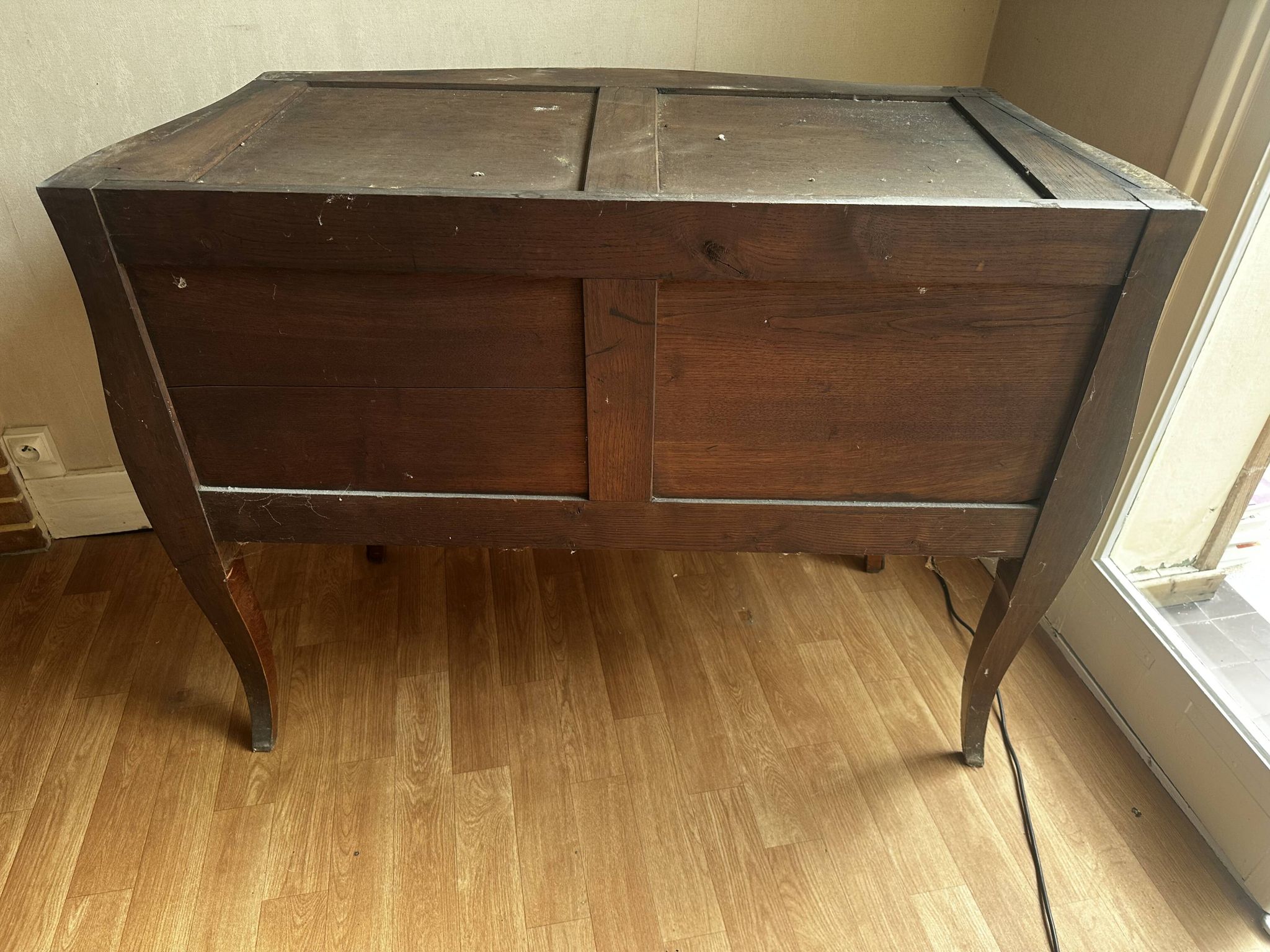 Commode galbée marquetée style Louis XV – plateau marbre- 19 e siècle