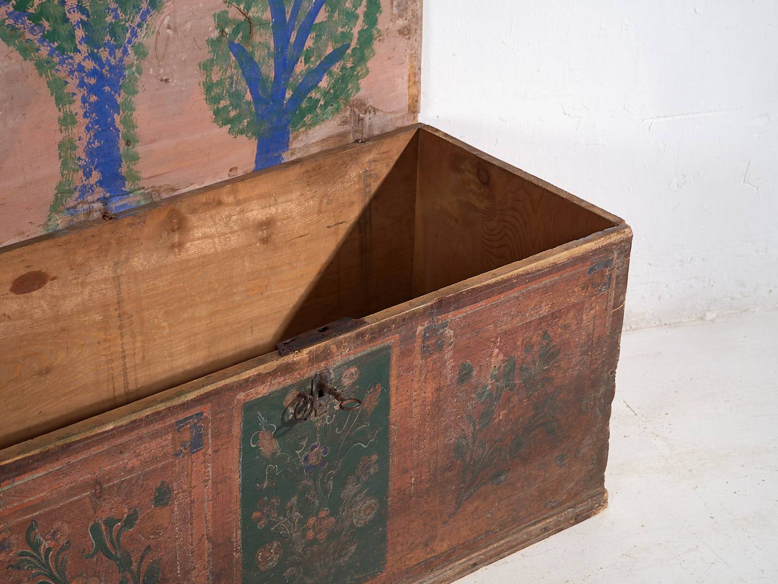 Antique trunk with floral motifs (c.1920) #24
