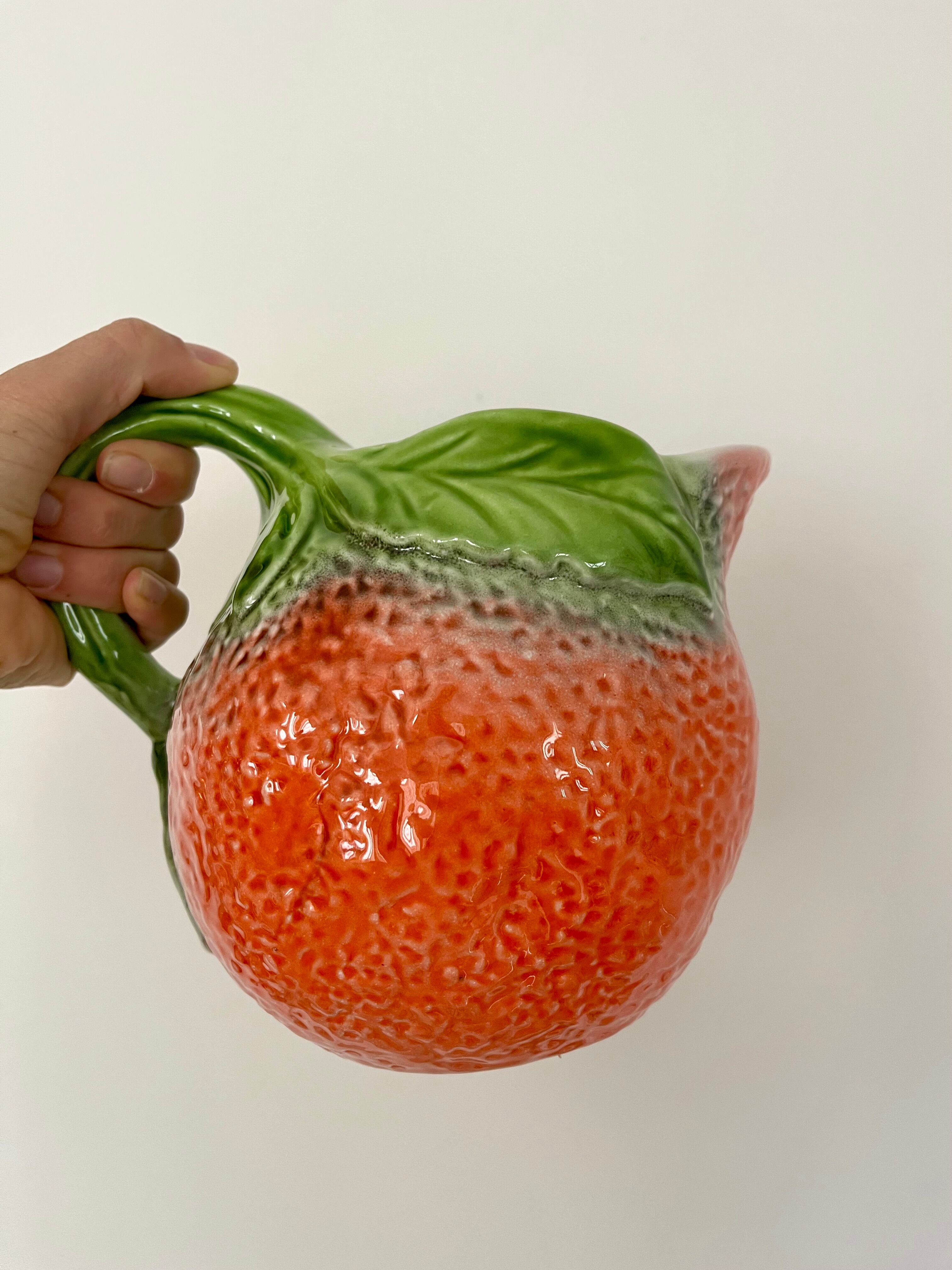 Pichet en barbotine fraise