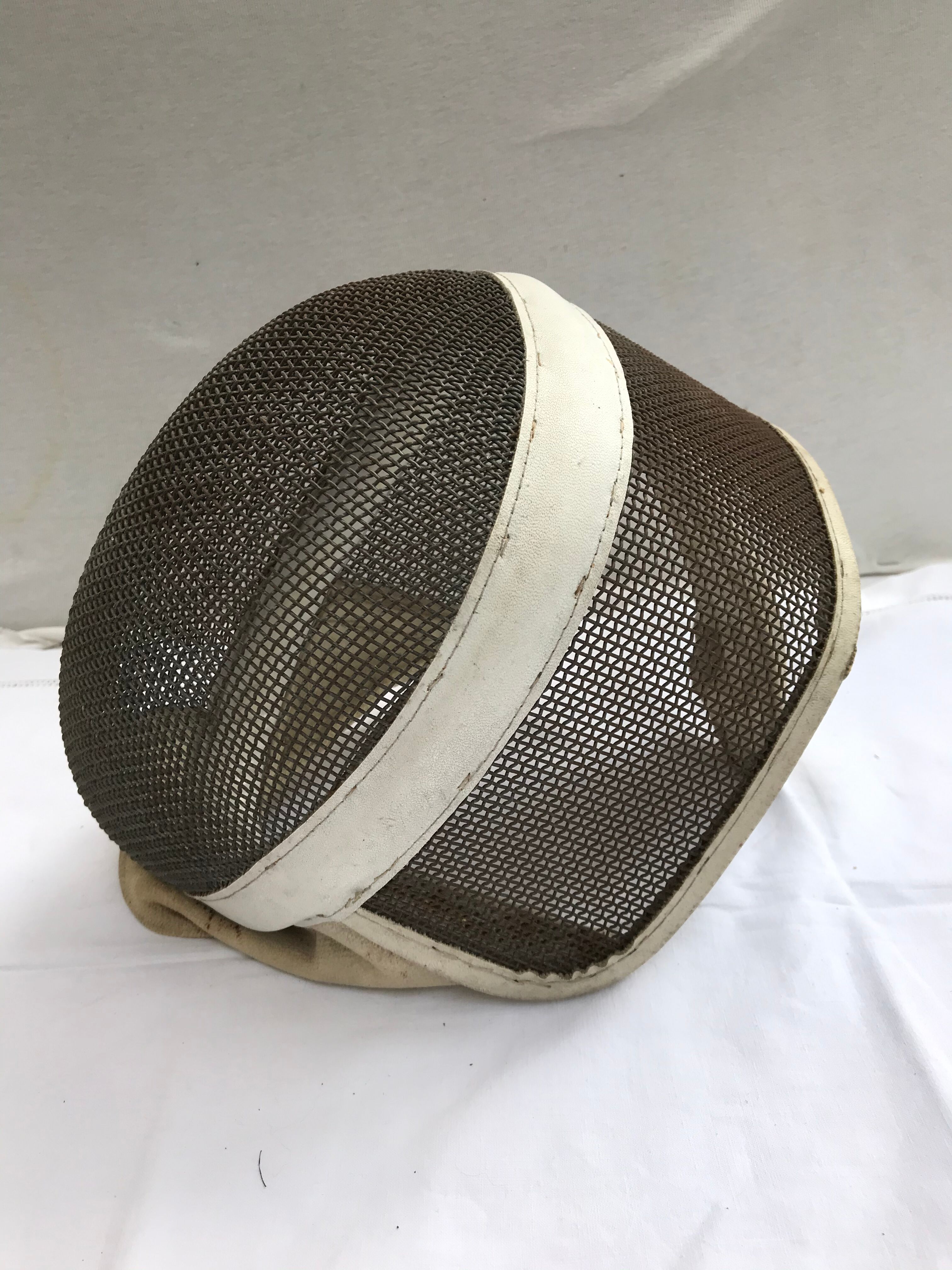 Former pair fencing fencing metal grid, white leather vintage sport