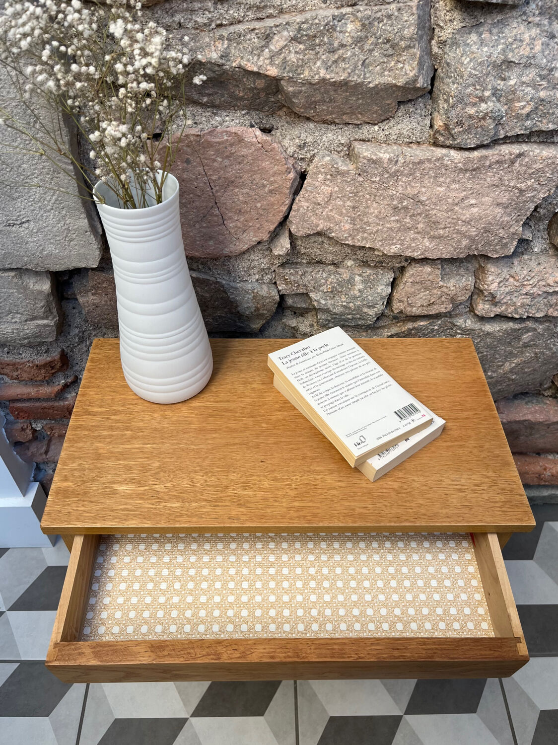 Spindle-legged bedside table from the 60s/70s.