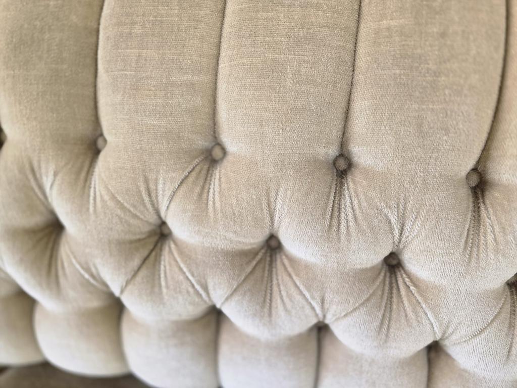 Canapé vintage beige avec franges