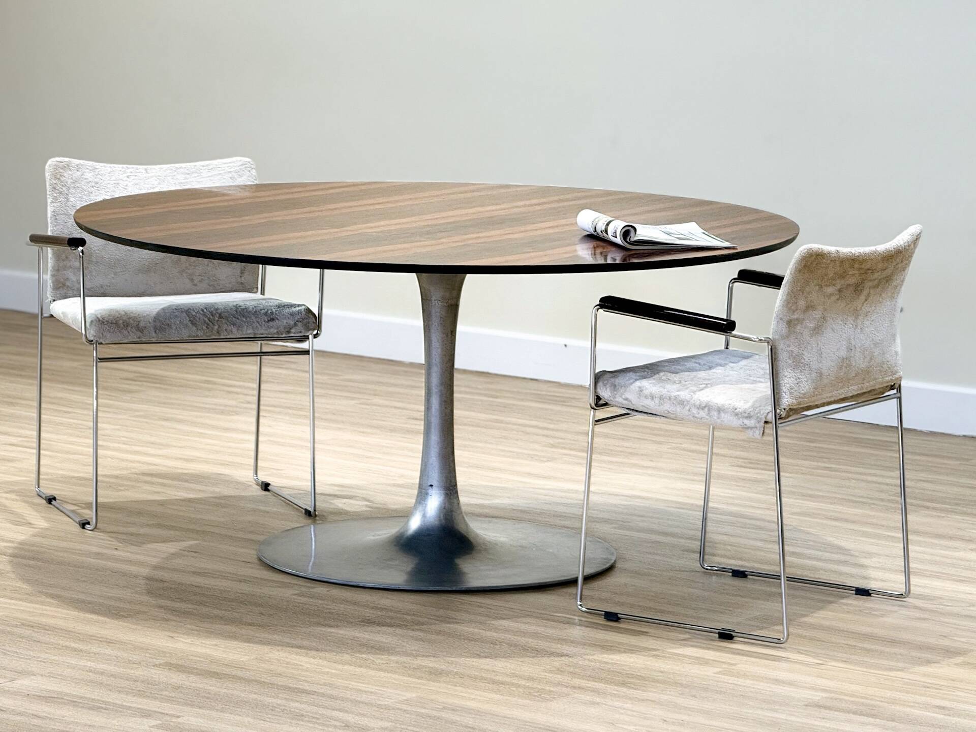 Mid-Century Arkana Round Dining Table in Brazilian Rosewood