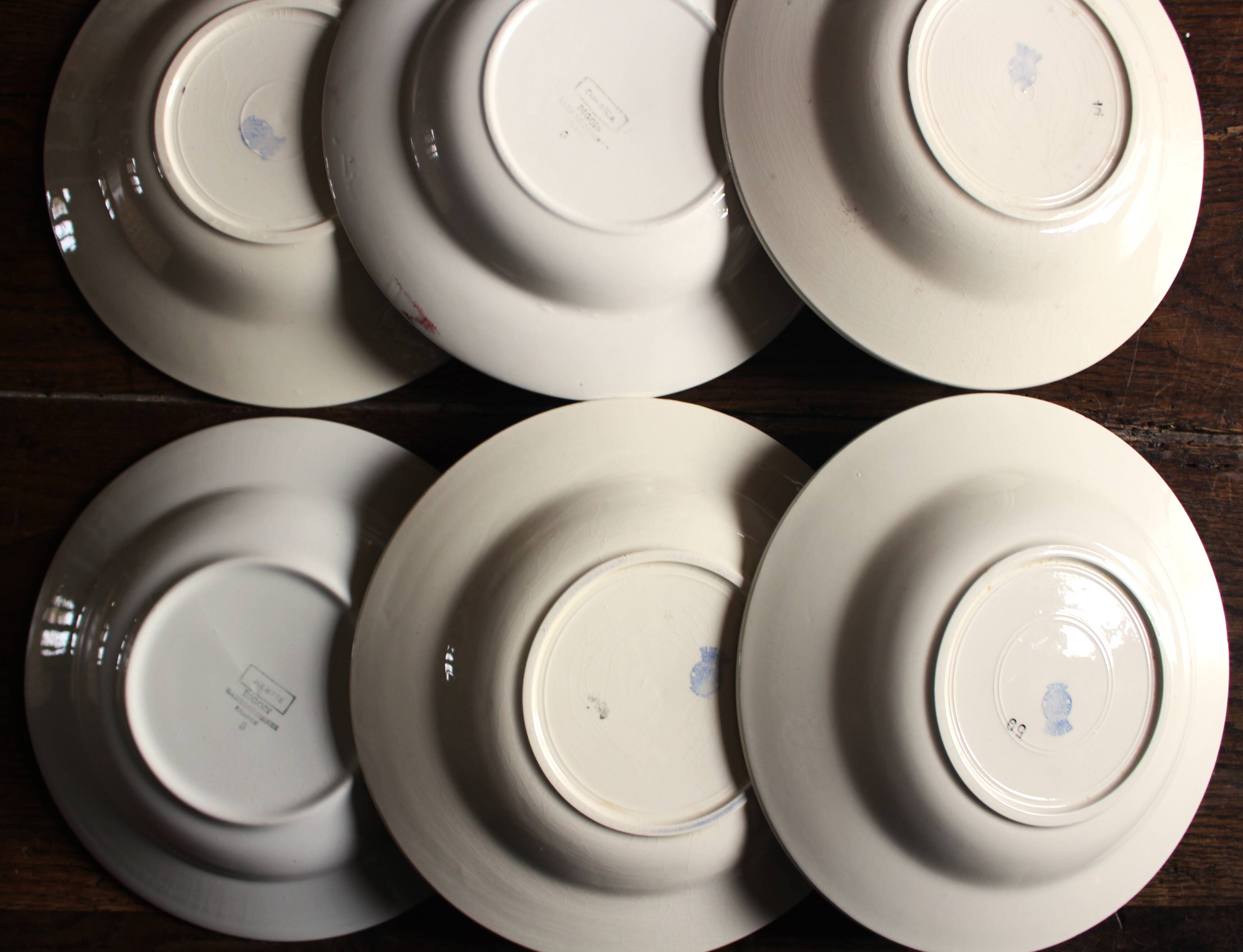 6 mismatched red and blue Art Deco soup plates, Badonviller Digoin