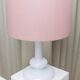 Lampe de table vintage Holmegaard Plaza en verre opalin blanc avec abat-jour en tissu rose, design de Hsin-Lung Lin, années 1970.