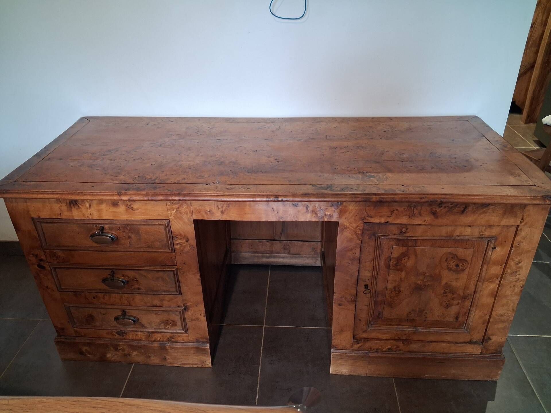 Desk in elm burl