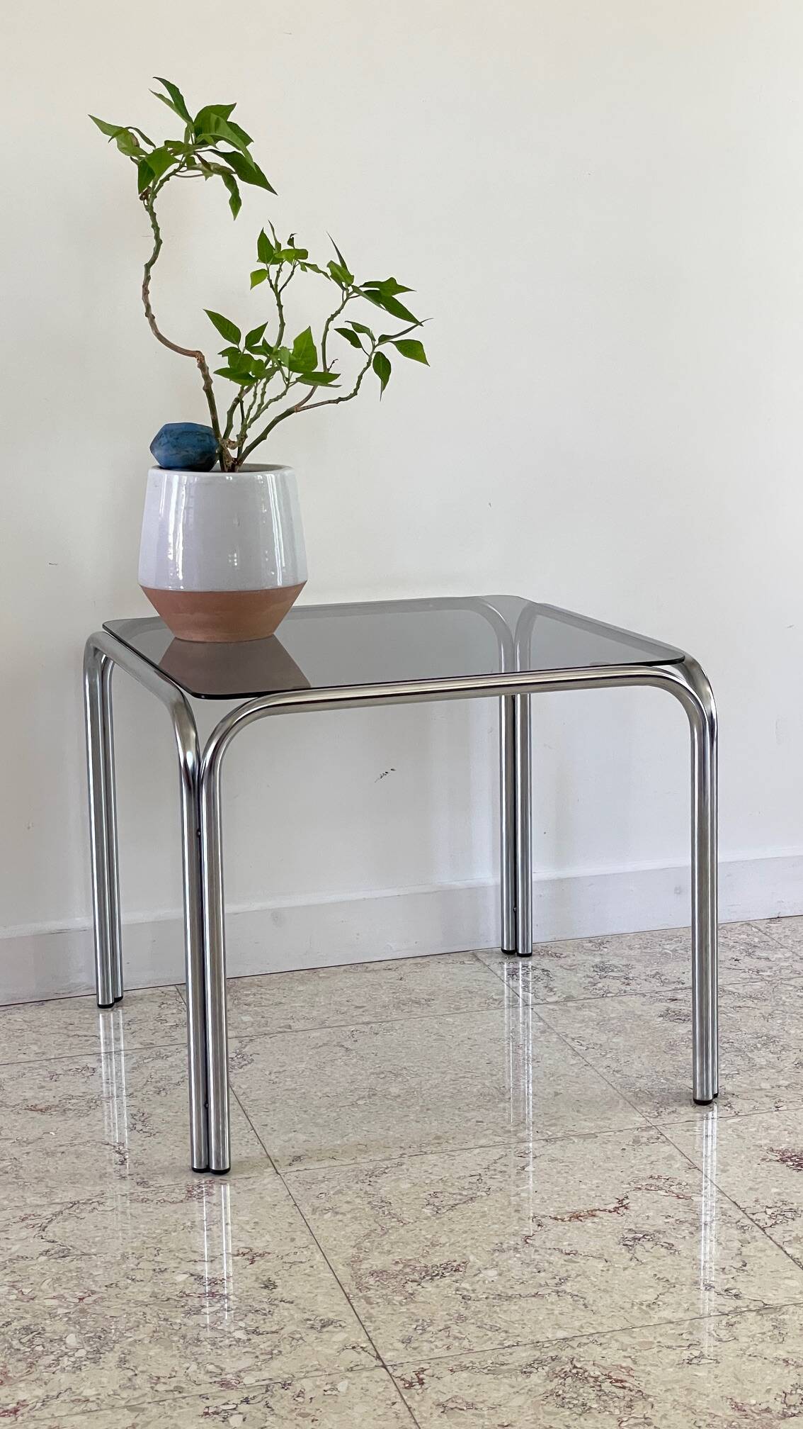 Table basse annees 70 verre et acier chromé
