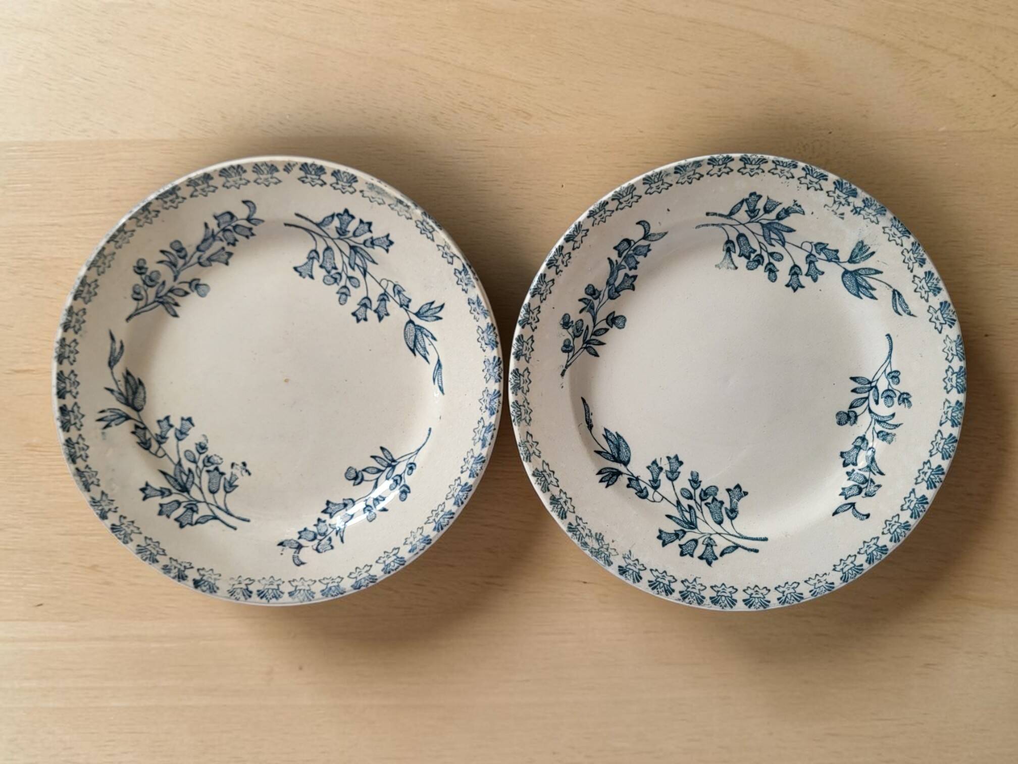 6 assiettes en faïence, Grigny — modèle " Muguet "