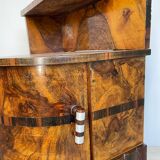Table de chevet unique en noyer de style Art déco italien, années 1930.