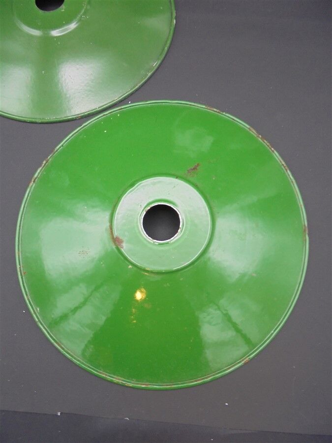Trio of green suspensions in enamelled sheet metal