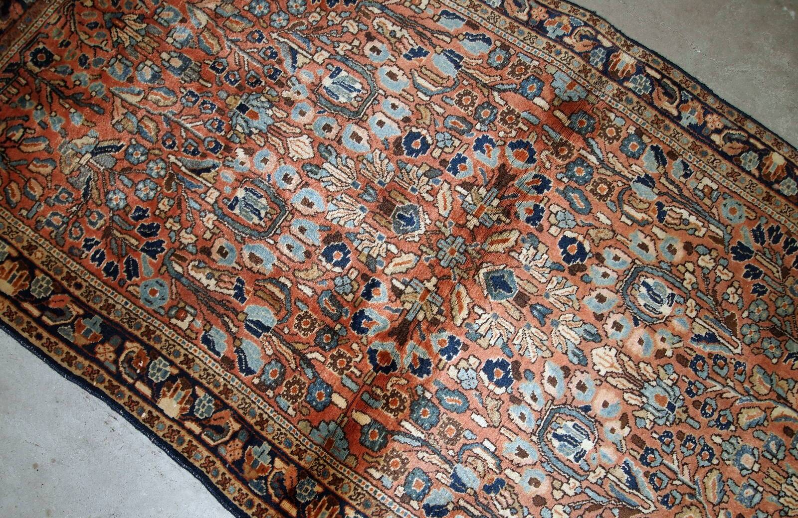 Handmade antique Persian Sarouk rug 103cm x 164cm 1920s