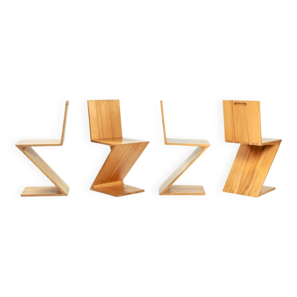 4 chaises modernes en bois de frêne Zig Zag après le design de Gerrit Rietveld, De Stijl années 1930.