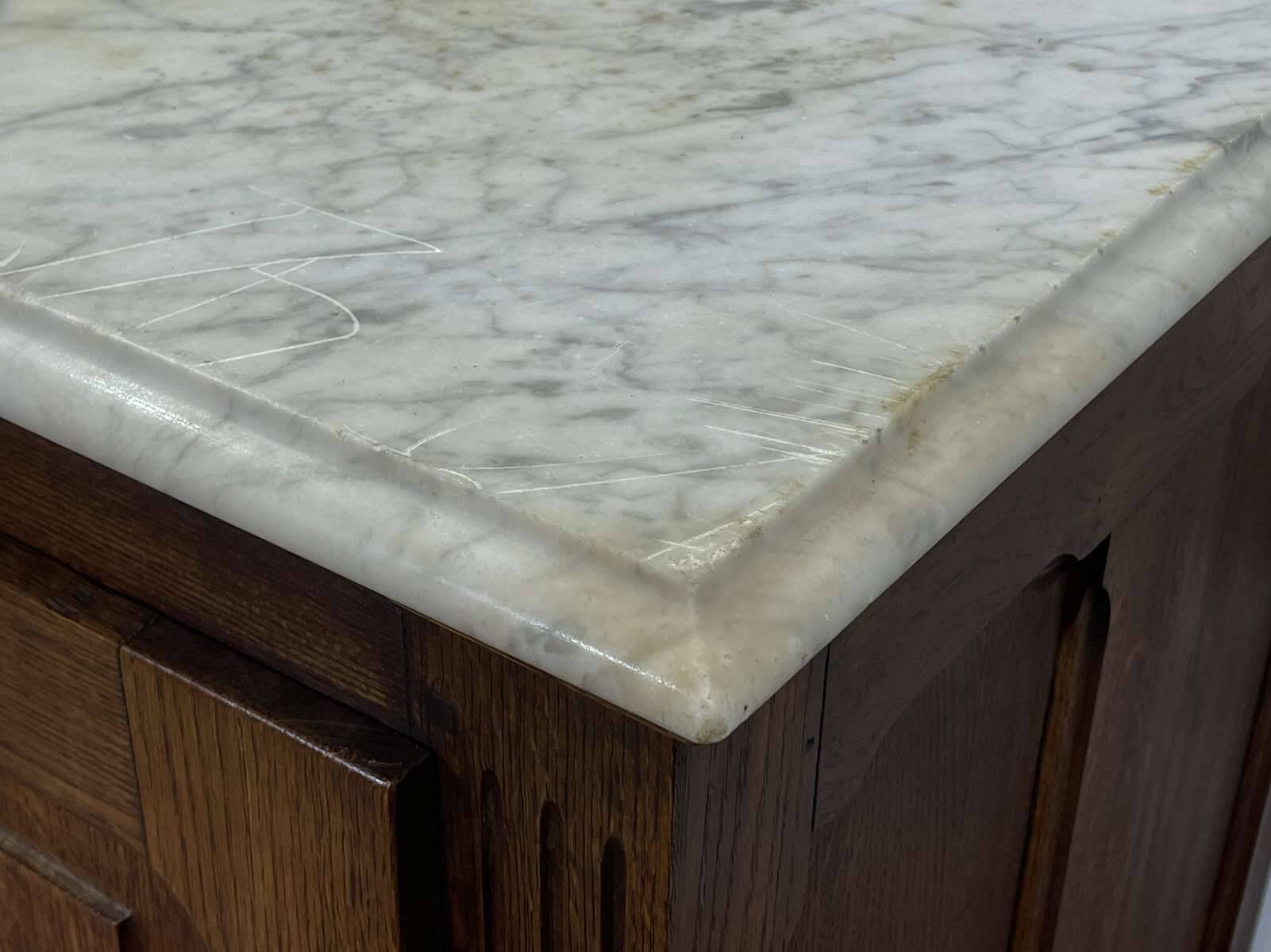 Glacière début XXème en chêne et dessus marbre