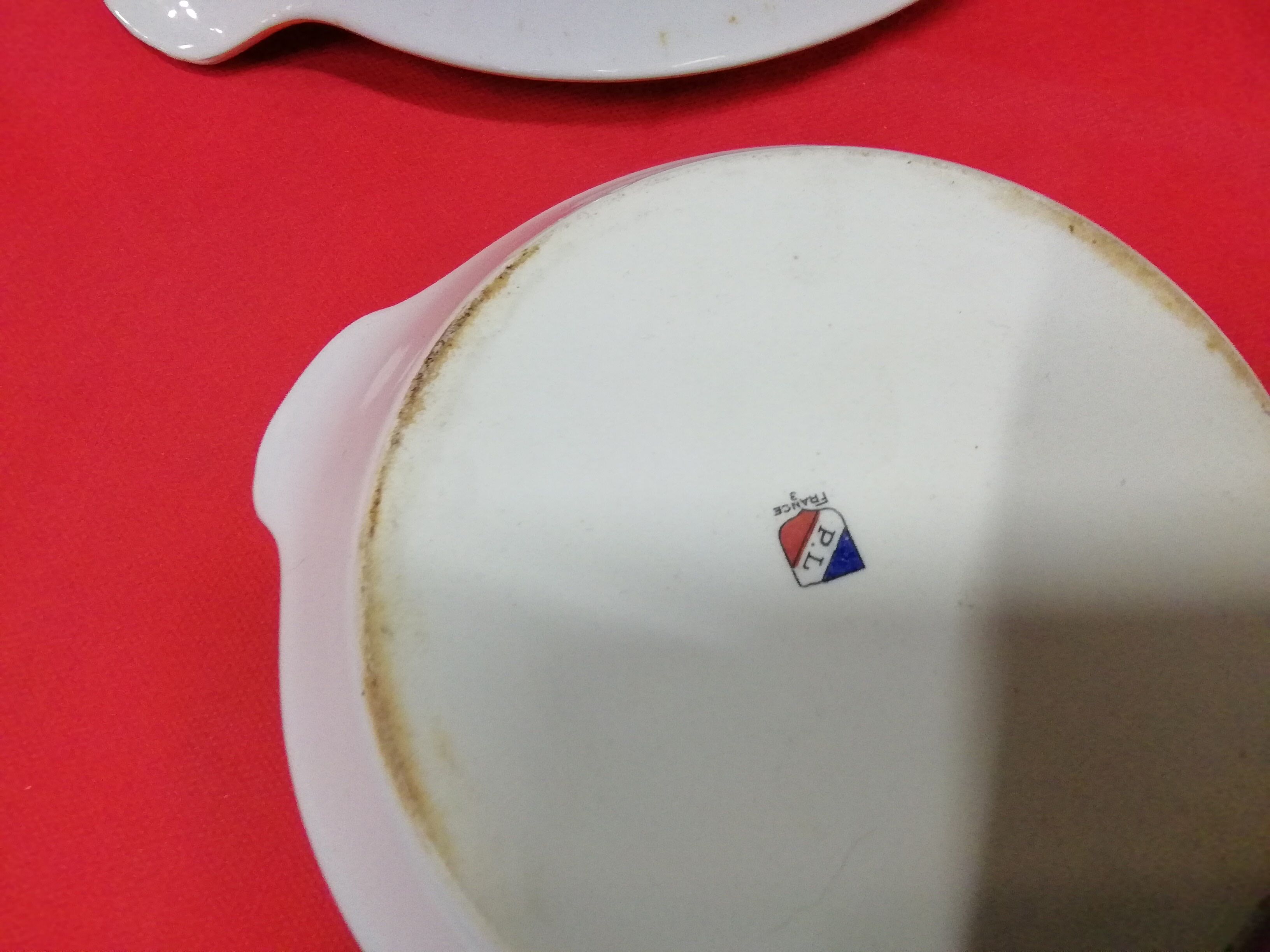 4 dishes or flowery ramekins