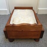 Ancien lit en bois pour poupée avec matelas et oreiller