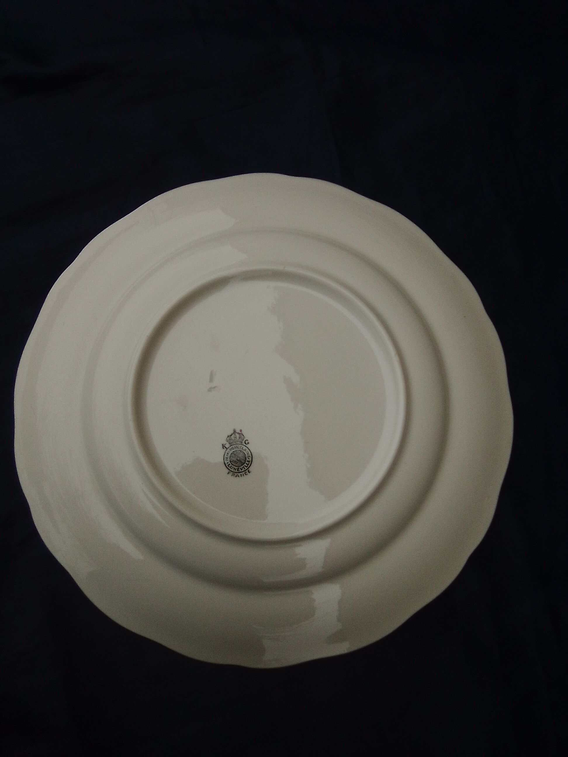 Assiette en faïence Keller Guerin Lunéville (KG)  motif fleurs diam 24,5 cm
