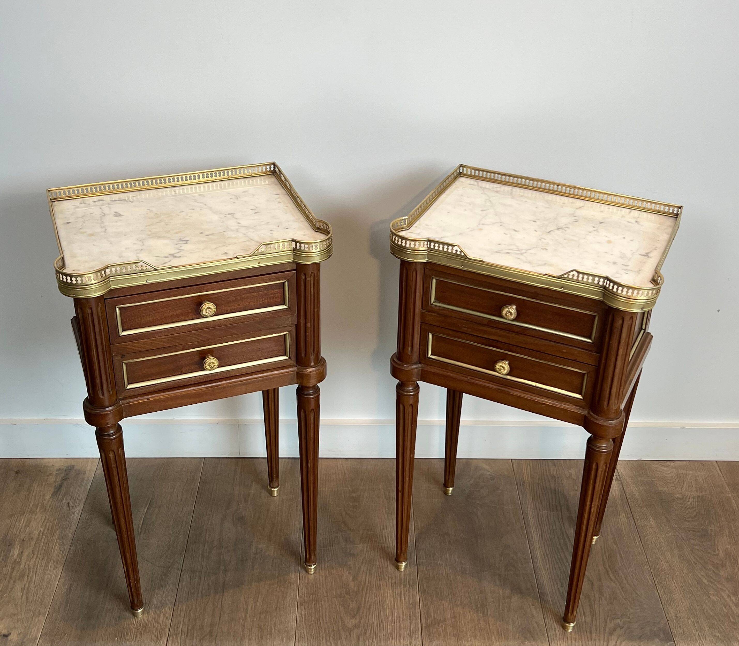 Pair of mahogany and brass side tables or bedside tables with Carrara marble tops.
