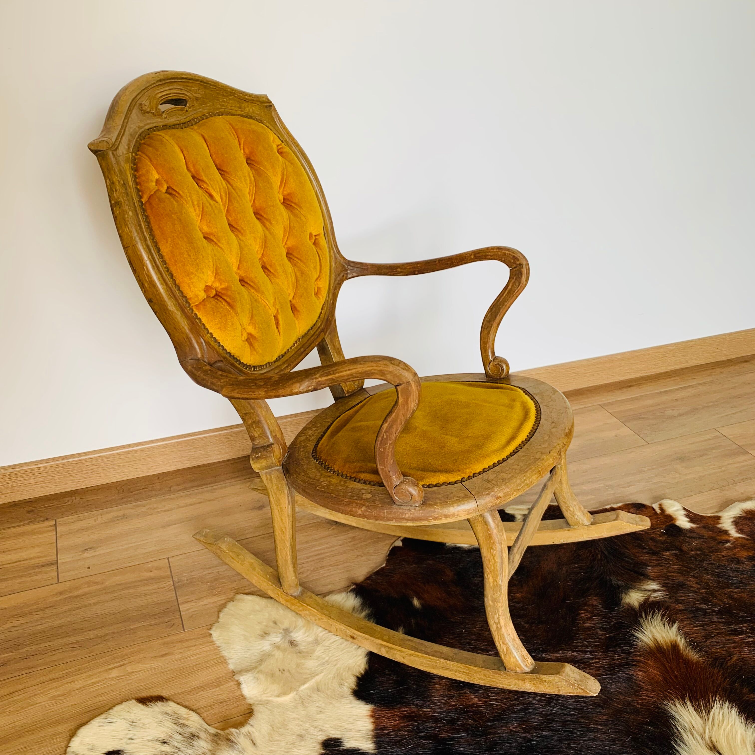 Rocking chair back medallion