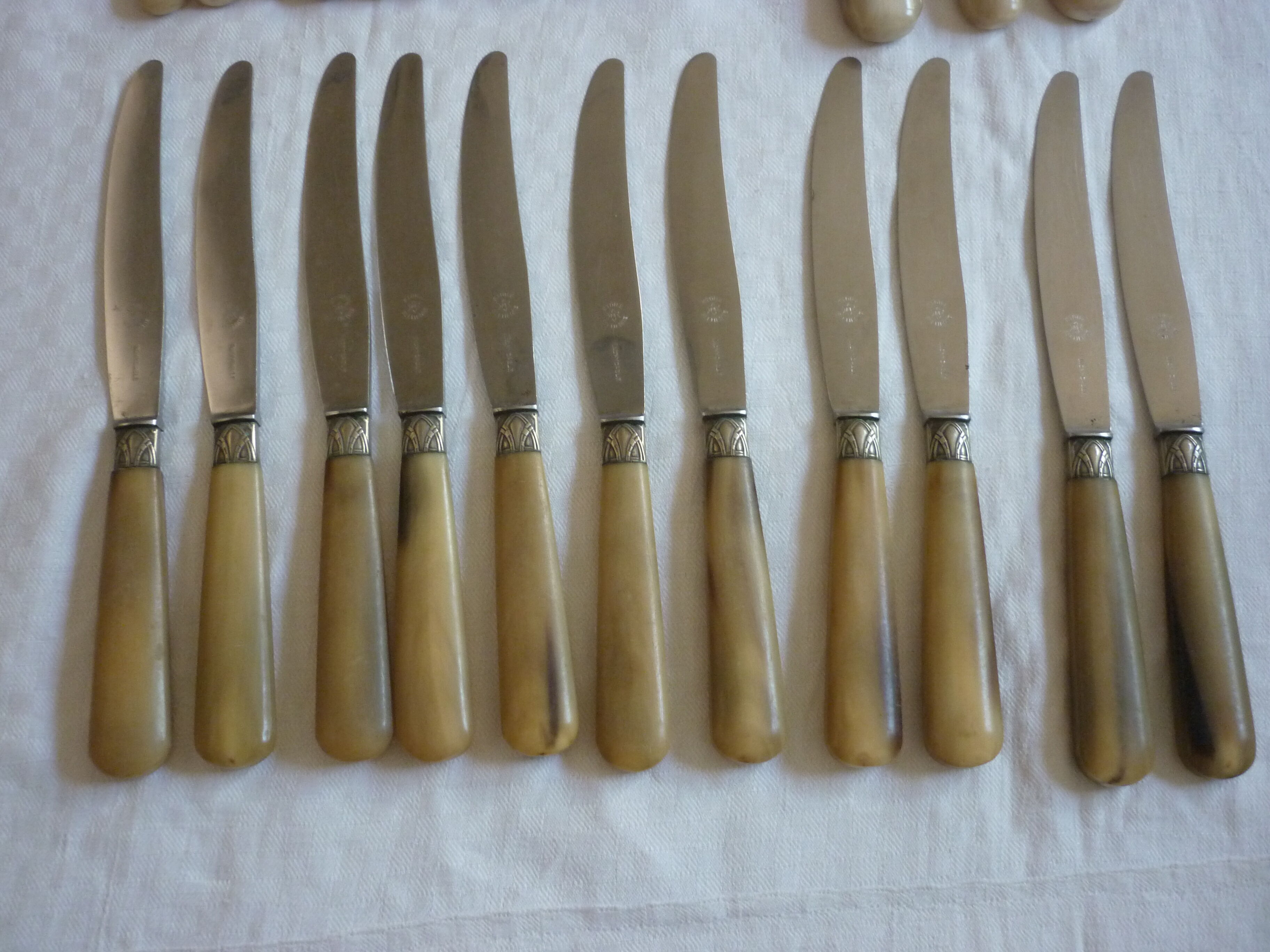 22 couteaux et 3 couverts service bakelite manufrance