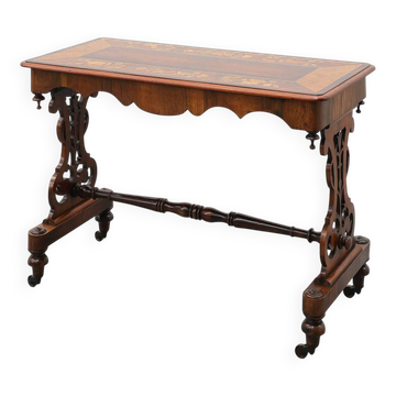 Table d'appoint en noyer victorien avec plateau marqueté et extrémités à volutes perforées, Angleterre