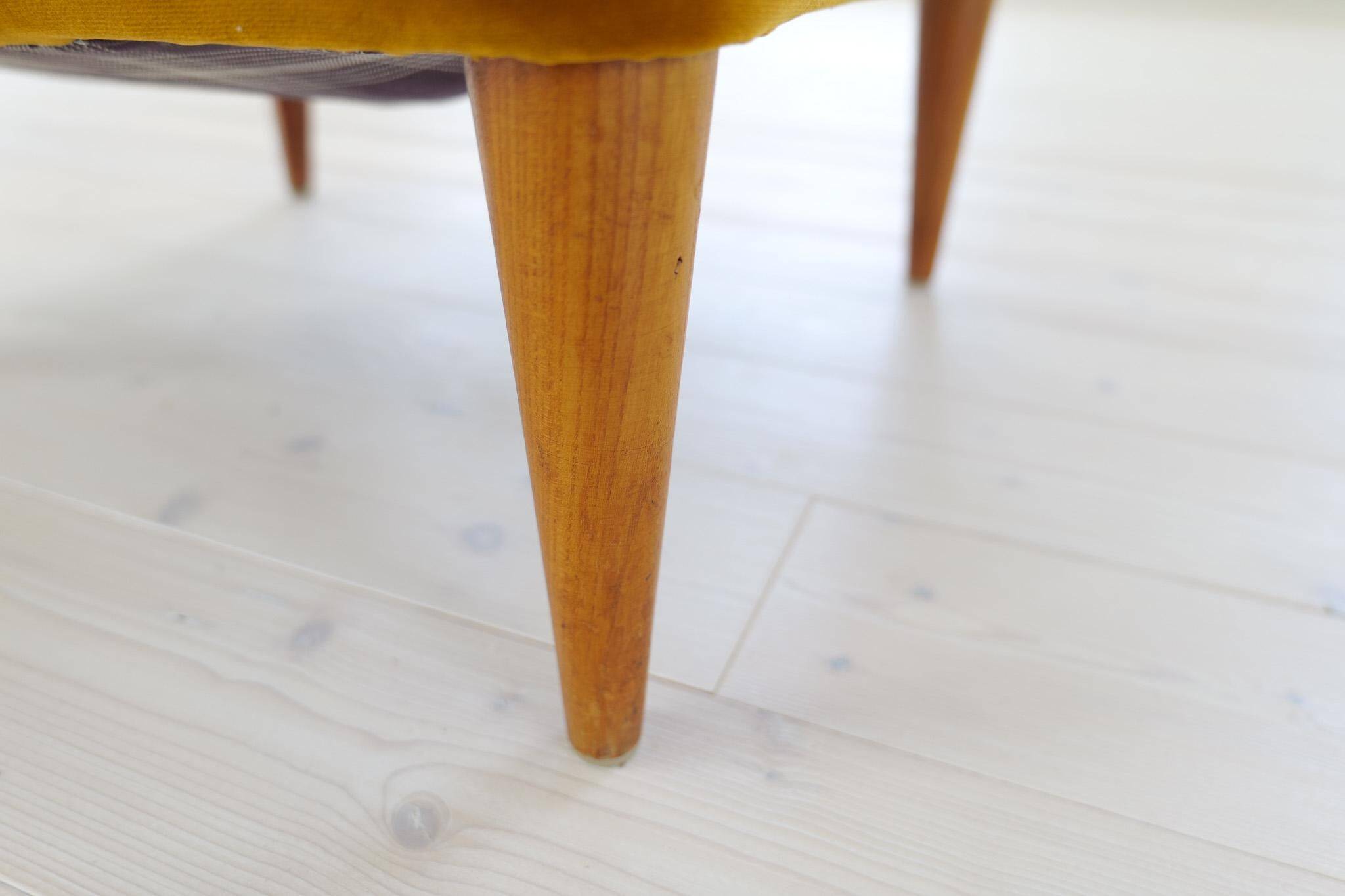 Modern Scandinavian Art Deco lounge chairs in velvet from the 1940s.