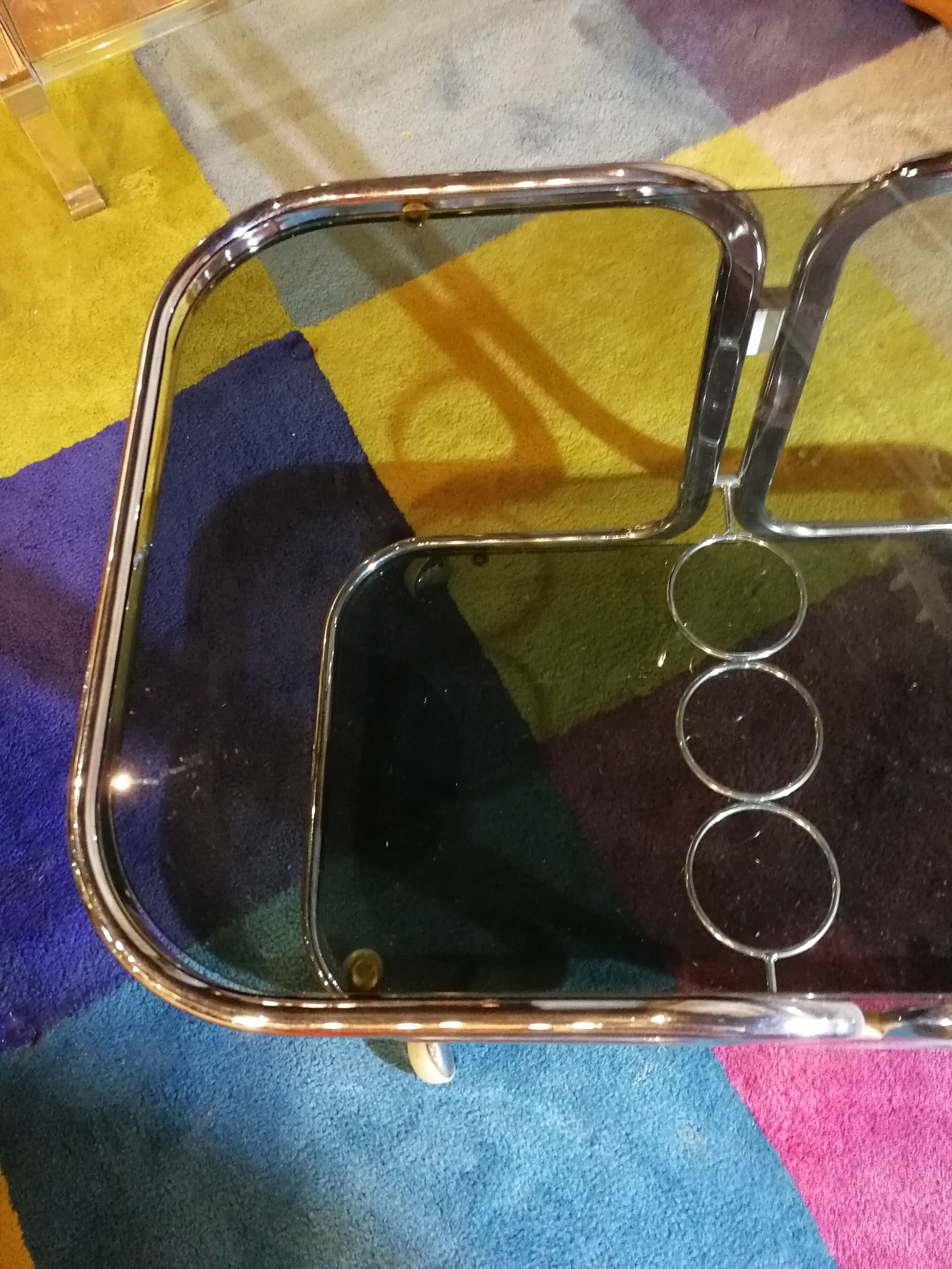 Table basse desserte chromé et verre fumé avec support à bouteille
