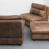 Ensemble de 2 chauffeuses et repose-pieds en cuir de buffle des années 1970